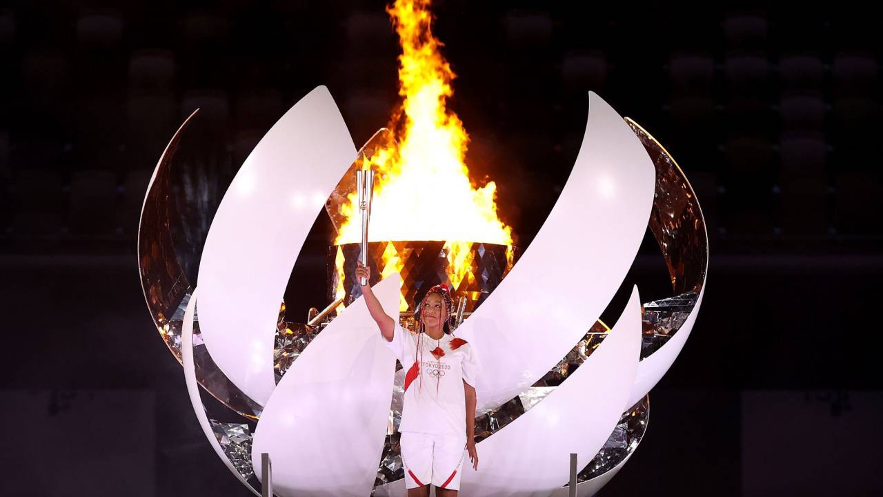 A tenista japonesa Naomi Osaka acende a pira olímpica durante a cerimônia de abertura dos Jogos de Tokyo 2020.