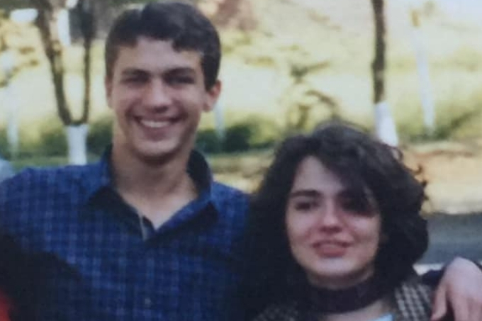 Erika Grandinetti e Pedro Dom em foto antiga, abraçados