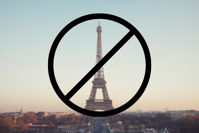 Vista da Torre Eiffel em Paris com um grande sinal "bloqueado" na frente dela