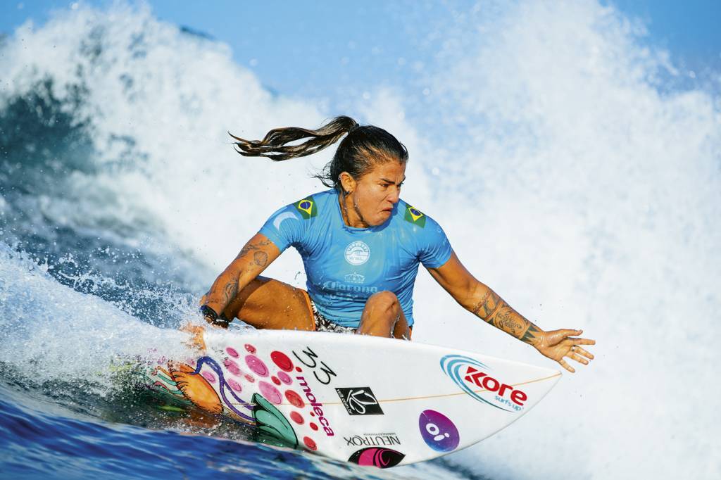 Silvana Lima fazendo uma manobra de surfe
