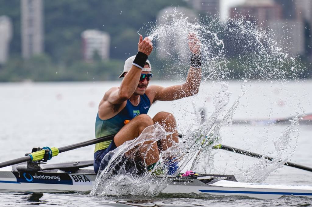 Lucas Verthein (remo brasil) Remador Lucas Verthein está no meio da lagoa em seu remo jogando água para cima