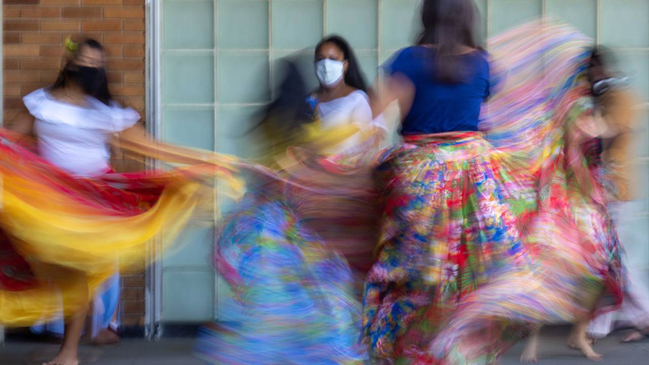 Oficina aberta de carimbó no Museu de Arte Moderna do Rio.