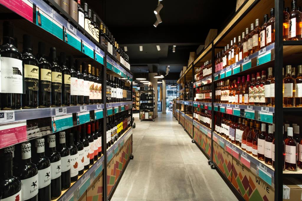 Wine: corredor da loja repleto de vinhos