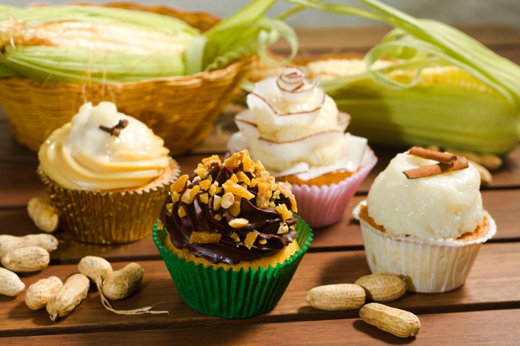 cupcakes juninos, entre eles o hit de abóbora com coco