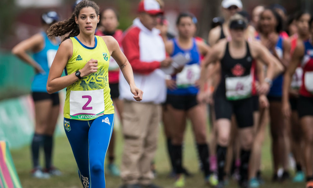 Maria-Ieda-Guimarães Foto mostra a atleta Iêda Guimarães correndo em competição com outras competidoras desfocadas ao fundo