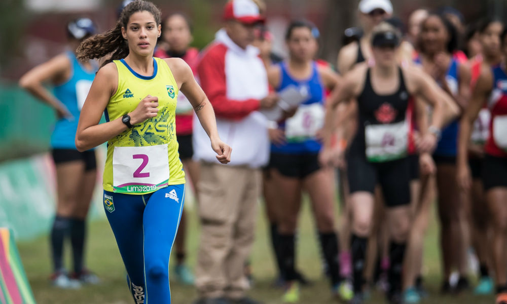 Foto mostra a atleta Iêda Guimarães correndo em competição com outras competidoras desfocadas ao fundo