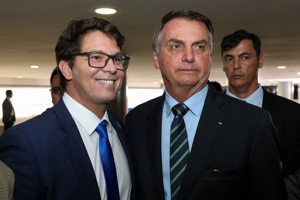 A imagem mostra Mario Frias e Jair Bolsonaro