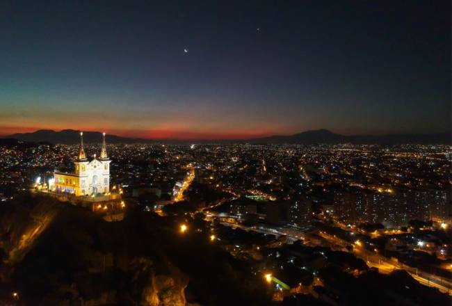 Foto noturna de drone feita Victor Carnevale da região da Penha