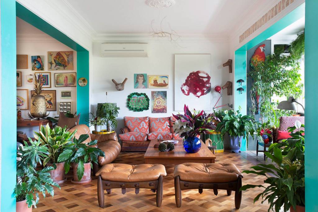 Sala-de-estar-e-varanda-_-Lírios-da-paz-Dracenas-Marantas-Asparagus-Syngonium-Ficus-e-Leeas-_-foto-1 Apartamento com urban jungle assinado por Anna Luiza Rothier