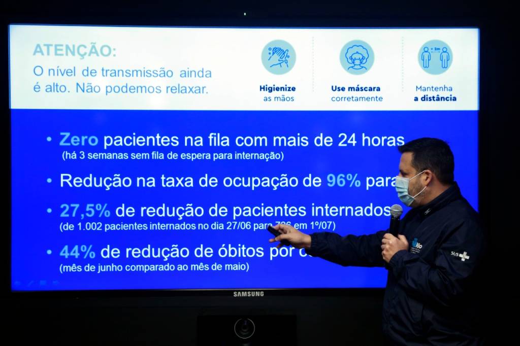 Agente da prefeitura apresenta o balanço do boletim epidemiológico da Covid-19 no Rio