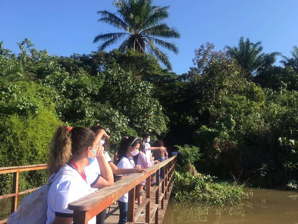 Crianças estão em uma ponte no meio de um lago no parque de Marapendi