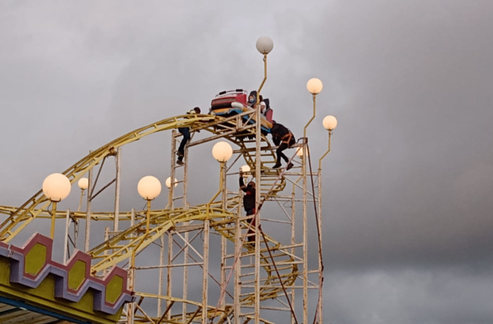Foto mostra resgate na montanha-russa do tivoli park