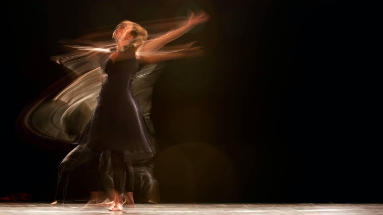 Bailarina em movimento, foto em tons de amarelo e preto