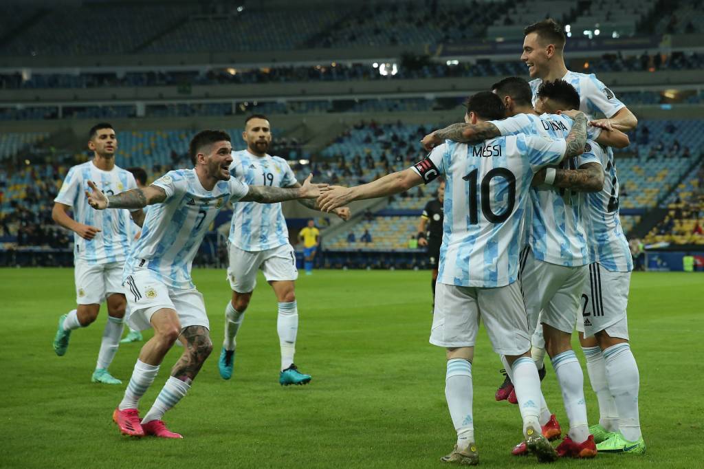 A imagem mostra os jogadores da Argentina comemorando o gol de Di Maria na final da Copa América