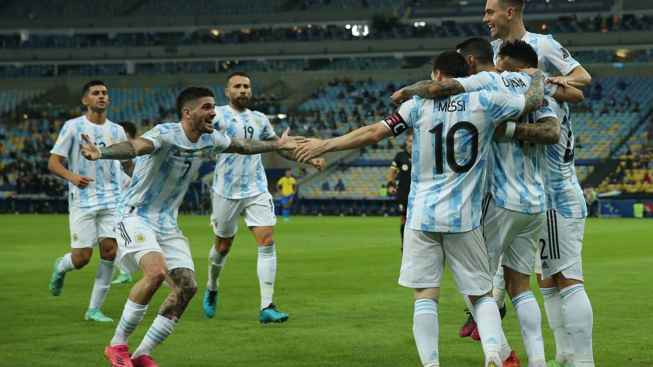 A imagem mostra os jogadores da Argentina comemorando o gol de Di Maria na final da Copa América
