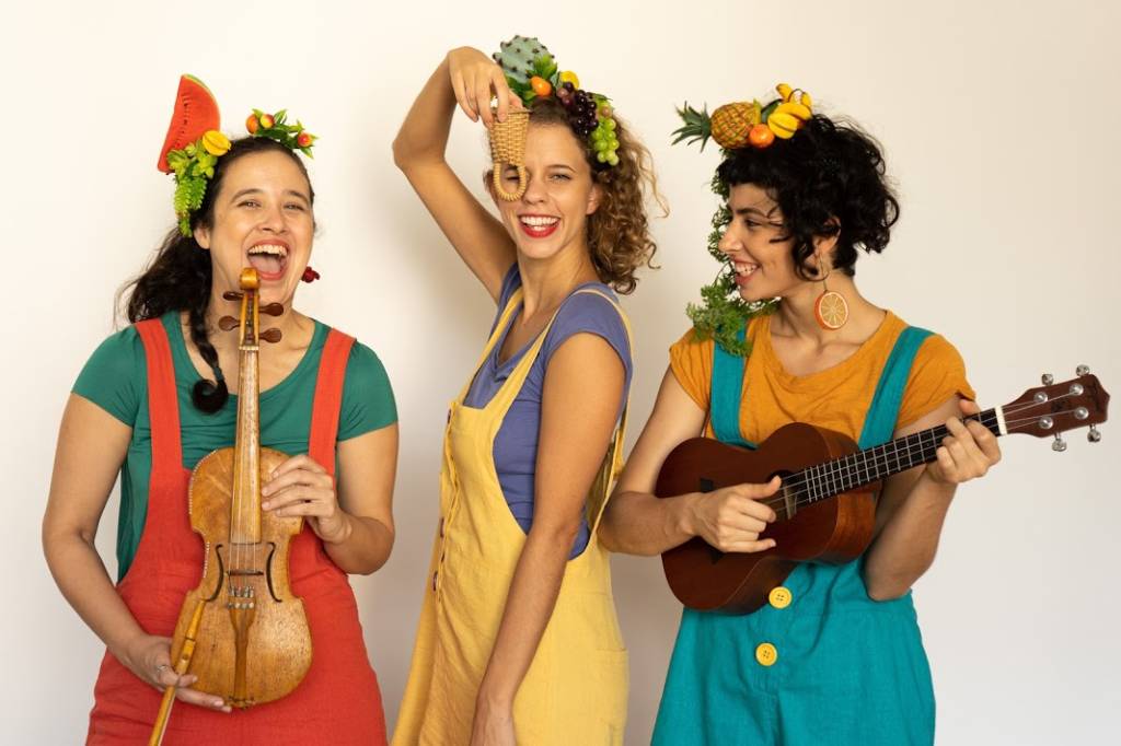 Bebel Nicioli, Mariana Jascalevitch e Renata Neves com instrumentos musicais