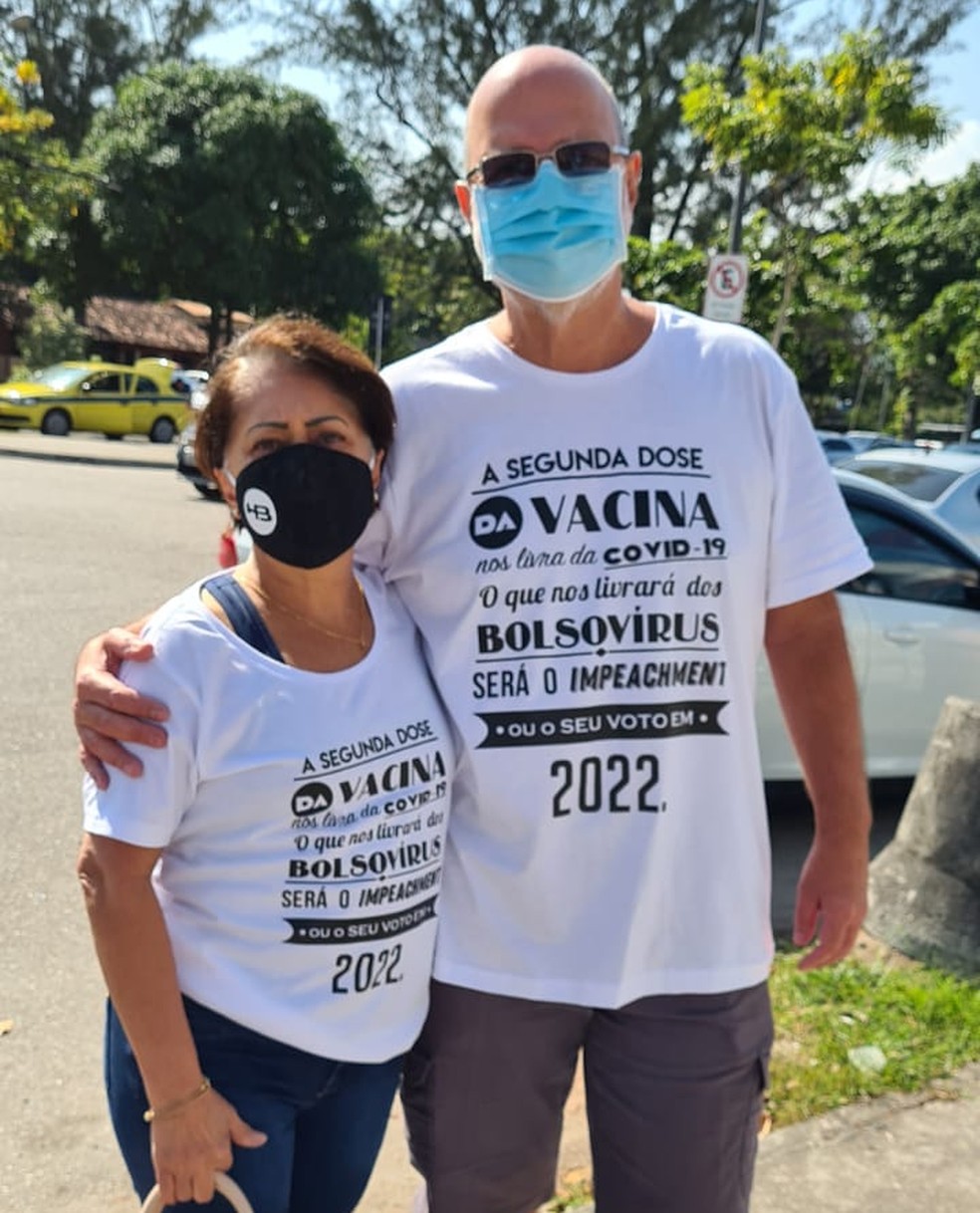 casal que não vacinou A imagem mostra um casal vestindo camiseta com mensagem anti-Bolsonaro