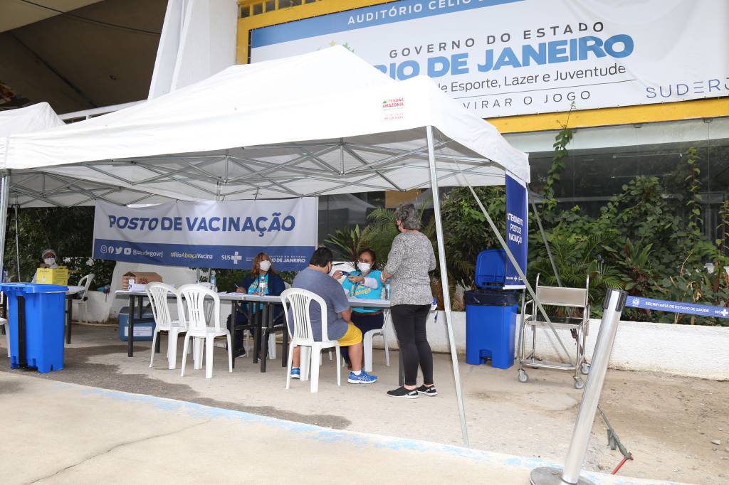 Imagem mostra tenda em posto de vacinação no Maracanã