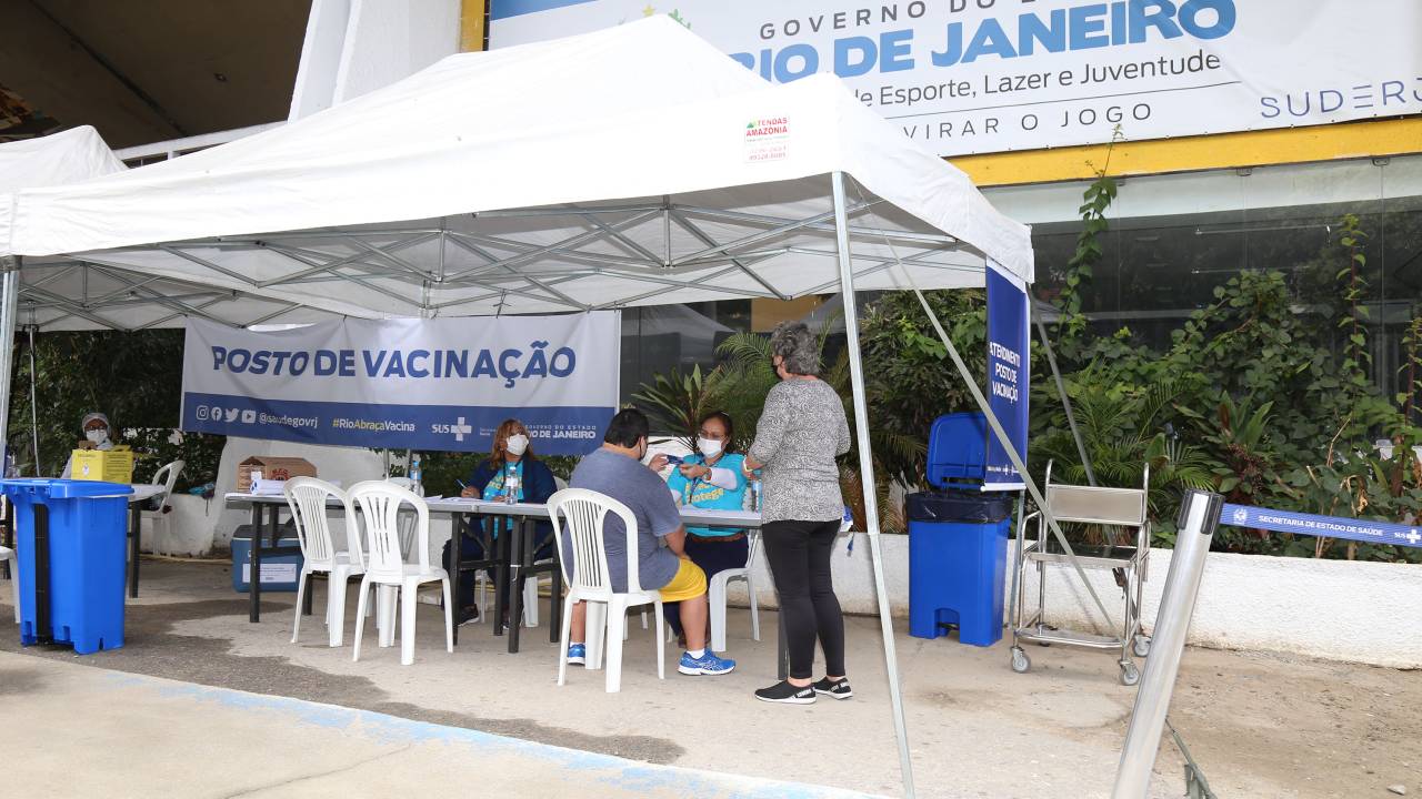 Imagem mostra tenda em posto de vacinação no Maracanã