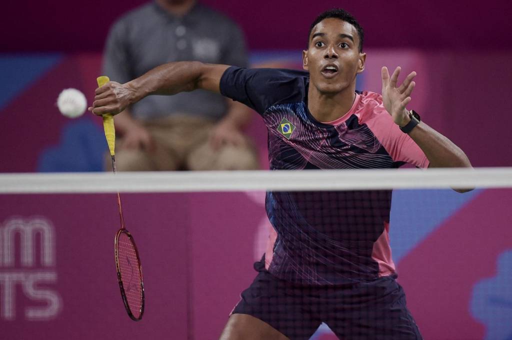 download Imagem mostra o atleta Ygor Coelho jogando badminton em quadra