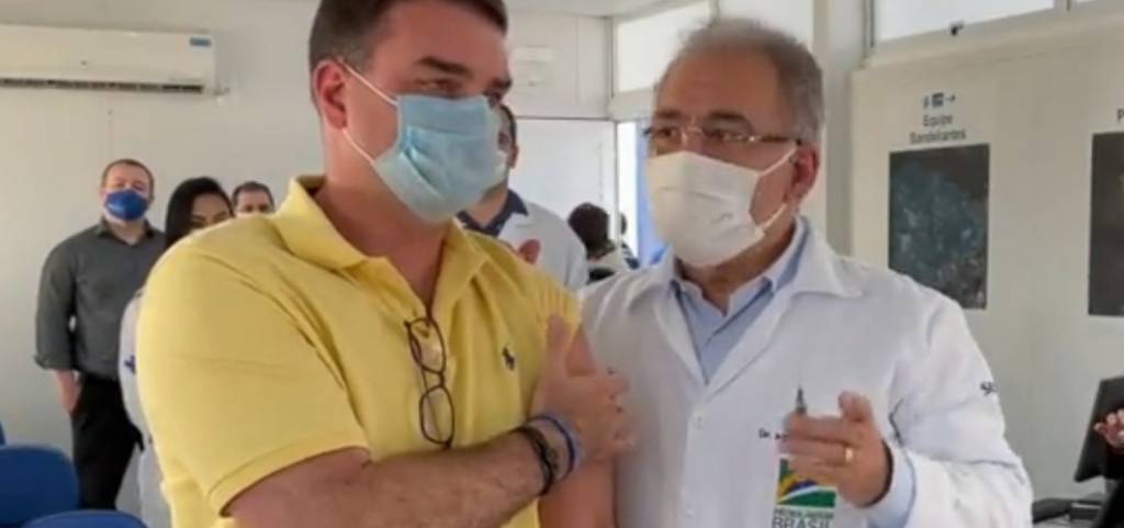 Flavio bolsonaro sendo vacinado
