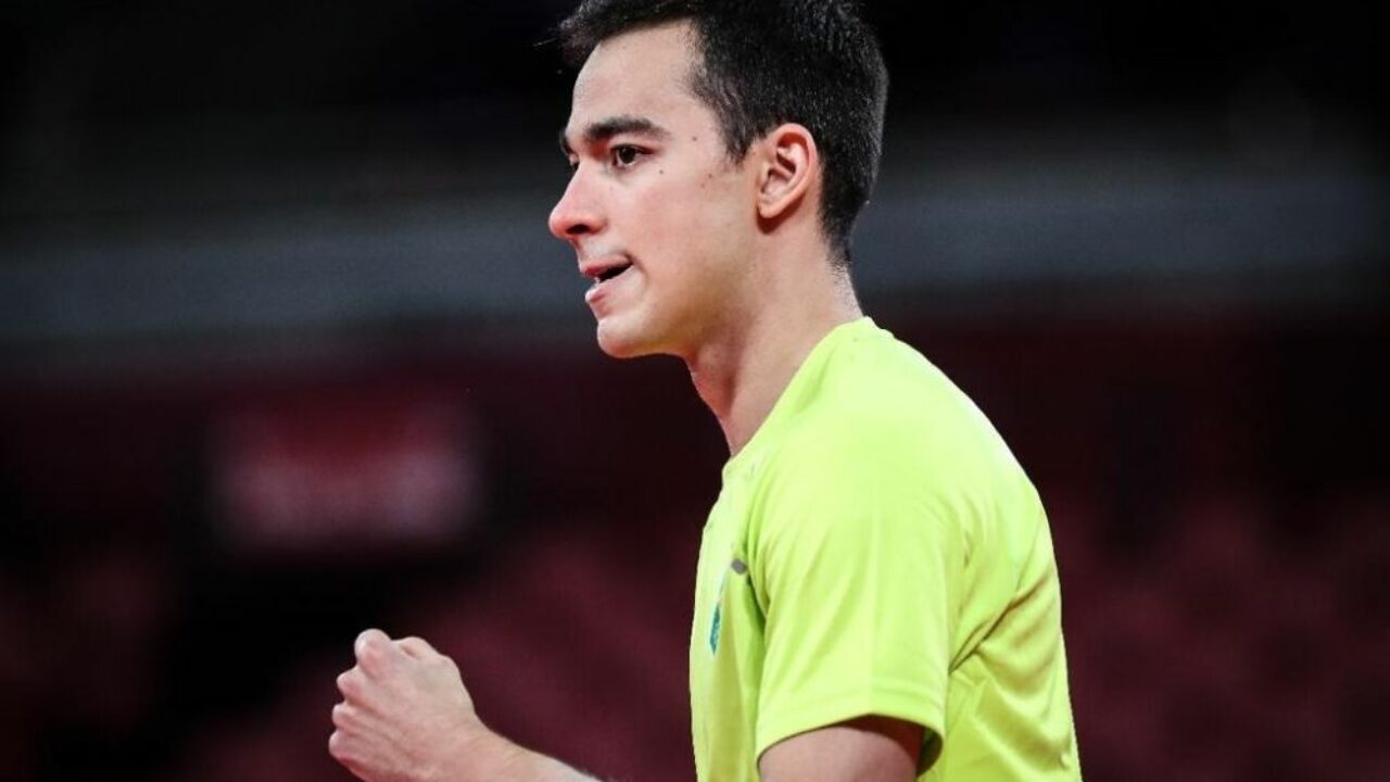 A imagem mostra o jogador de tênis de mesa Hugo Calderano comemorando um ponto