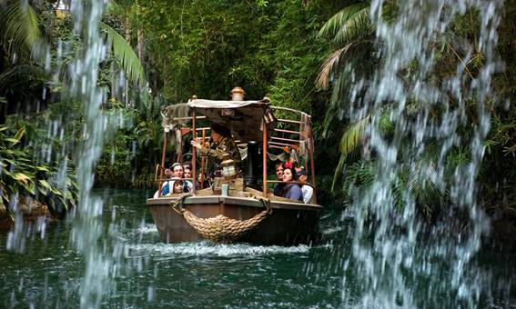 Brinquedo Jungle Cruise mostra pessoas dentro de um barco numa piscina que simula um rio