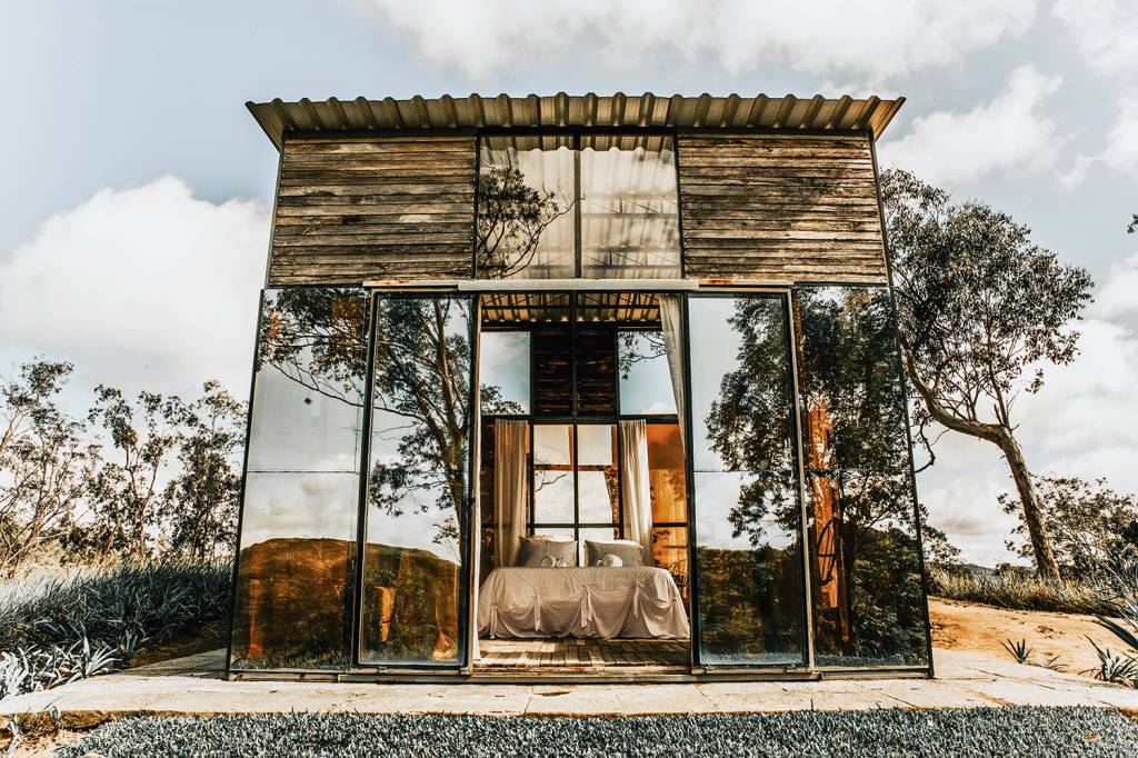 Direto na natureza: a suíte mais disputada do Uaná Etê, em Sacra Família do Tinguá, é toda revestida de vidro, sem banheiro nem luz elétrica -