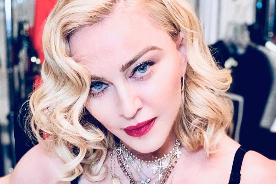 A imagem mostra a cantora Madonna
