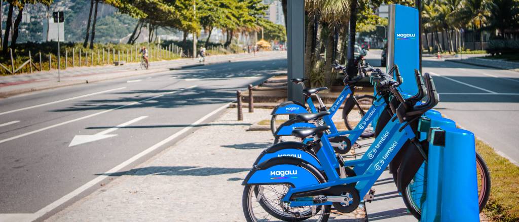 bicicletas azuis da Magalu em parceria com teambici