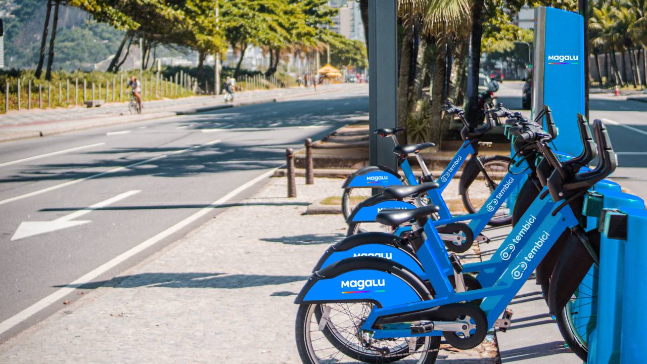 bicicletas azuis da Magalu em parceria com teambici