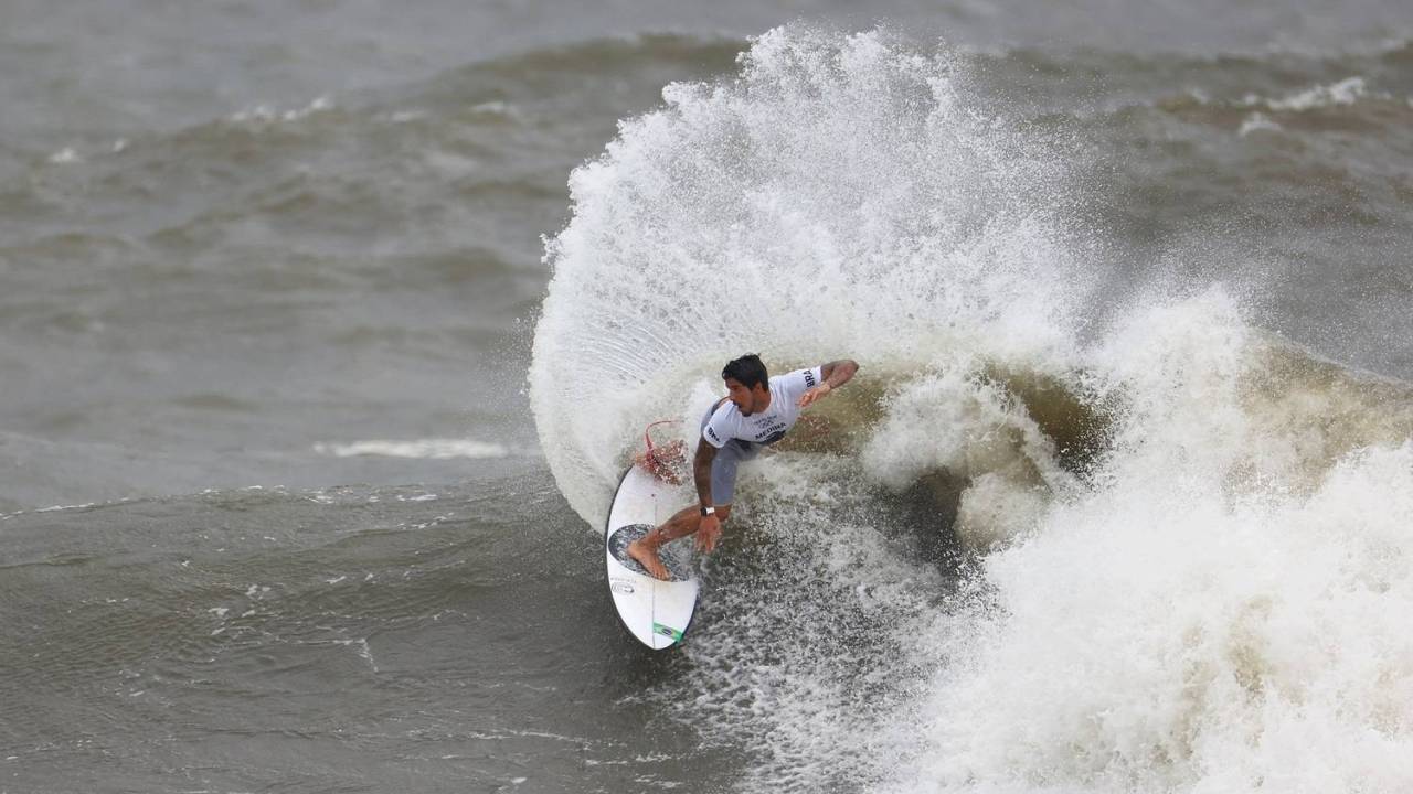 A foto mostra o surfista Gabriel Medina surfando uma onda no Japão