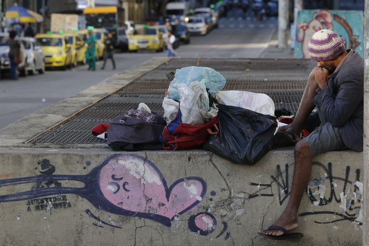 Imagem mostra pessoa em situação de rua