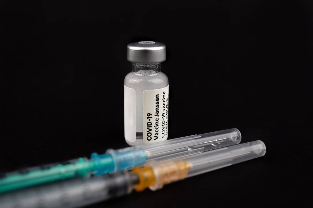 Frasco de vacina com duas seringas ao lado