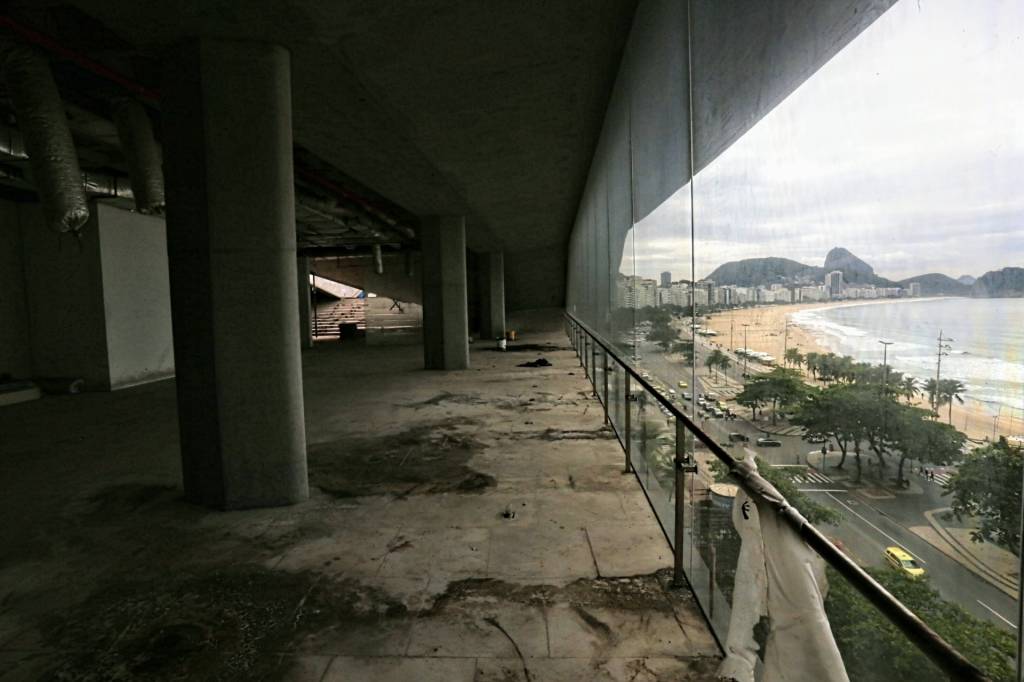 Obra inacabada do MIS na Praia de Copacabana