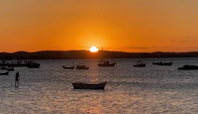 O sol caindo no mar, em frente ao Beli