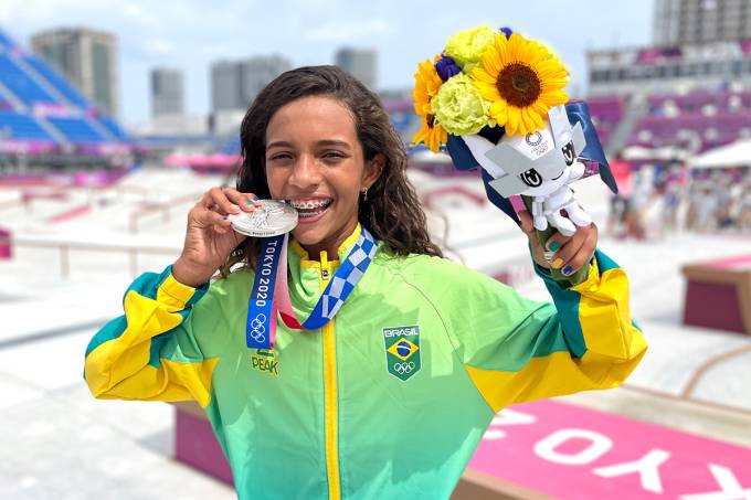 Atleta Rayssa Leal posa com medalha de prata e buquê de flores