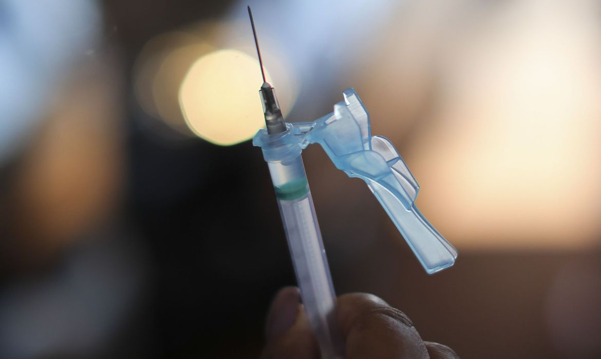 Imagem mostra injeção com a vacina contra a Covid-19