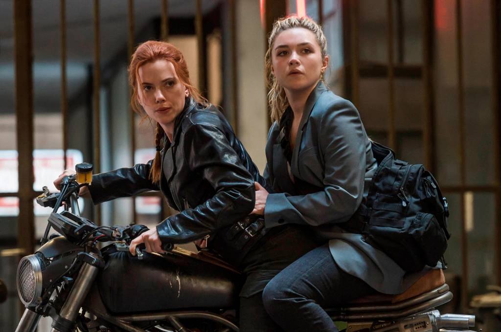 Pensonagens de Scarlett Johansson e Florence Pugh estão em cima de uma moto
