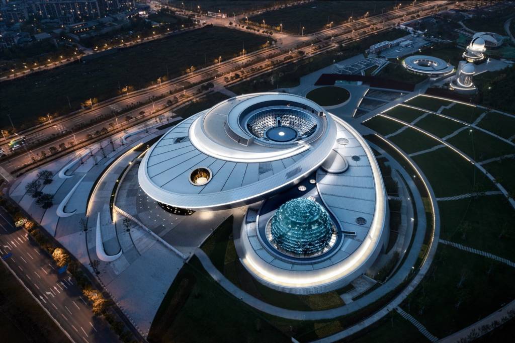 01_Shanghai_Astronomy_Museum_Aerial_Photo_by_ArchExists_1 Prédio do maior museu astronomia do mundo não possui linhas retas na arquitetura
