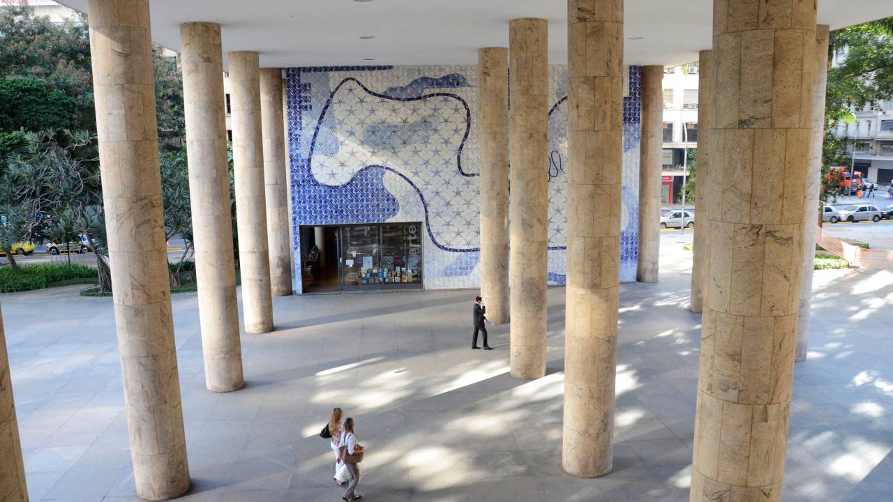 Pilotis do Palácio Gustavo Capanema, com as pilastras em primeiro plano e o mural azul de Portinari