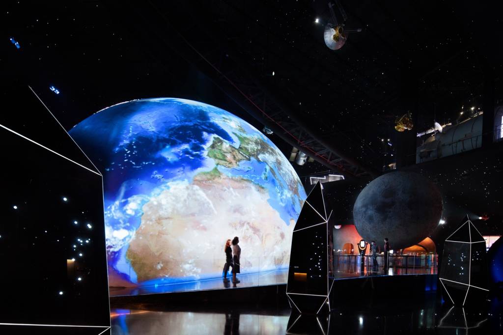 18_Shanghai_Astronomy_Museum_Exhibition_Photo_by_ArchExists Prédio do maior museu astronomia do mundo não possui linhas retas na arquitetura