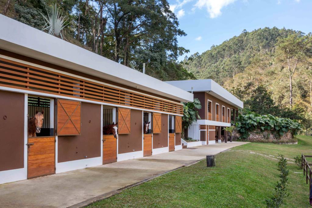 190729-CASA-HARAS-001 casa; serra; mauricio nobrega; cocheira; marrom; arquitetura; construção;