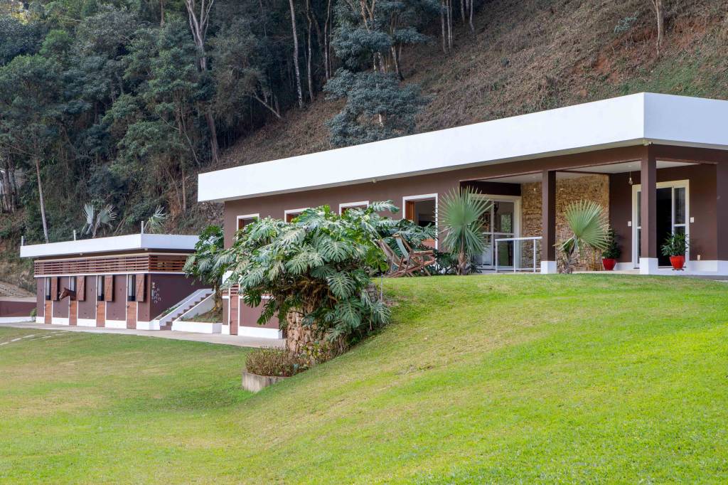 Refúgio familiar no campo conta com décor rústico e cocheira de cavalo