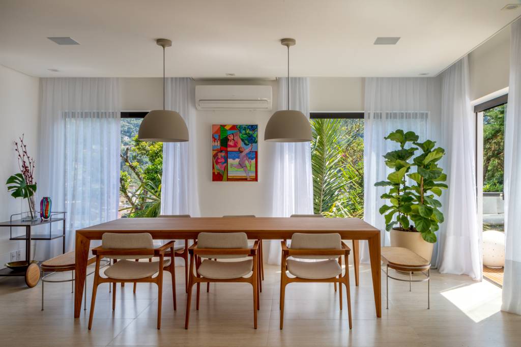 Casa na Serra de Diego Raposo valoriza as texturas e a iluminação natural
