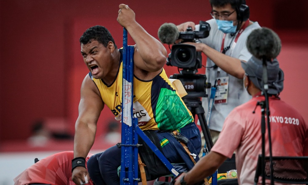 Imagem mostra o atleta Wallace Santos ganhando o arremesso de peso