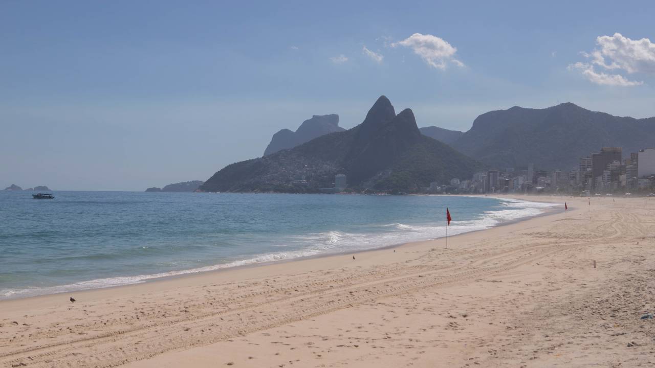 Praia do Leblon: mutirão de limpeza convoca voluntários