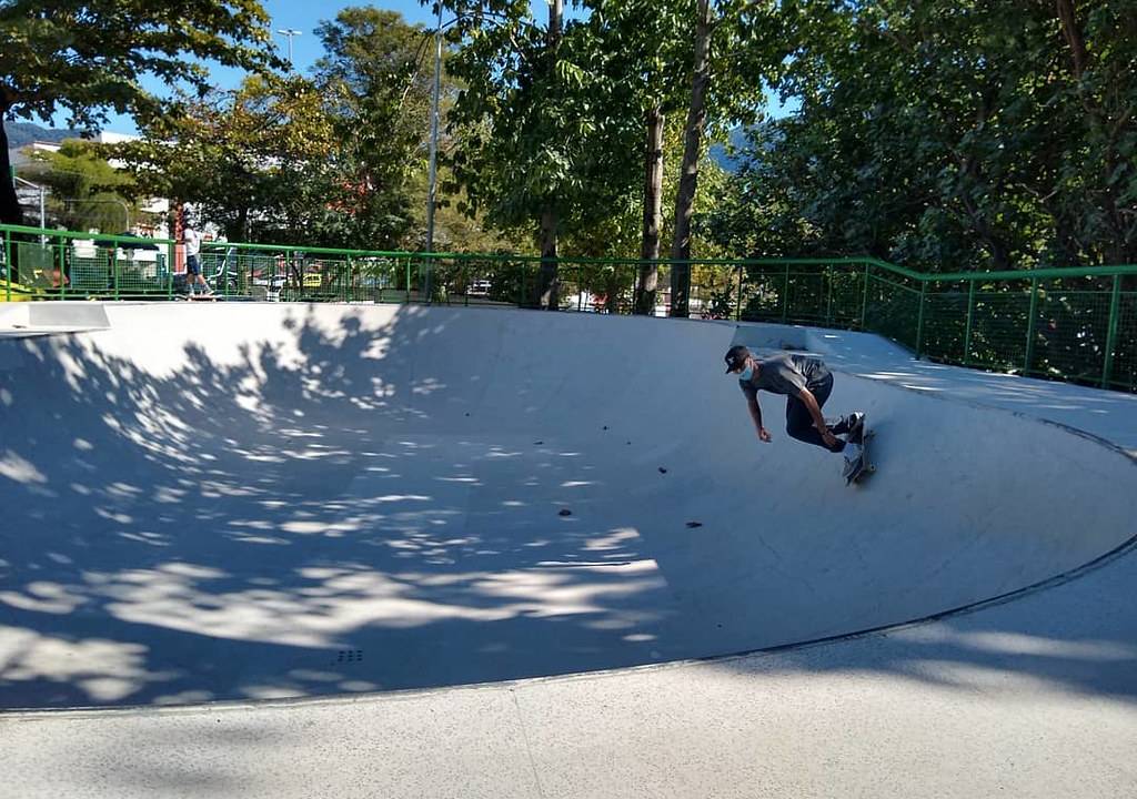 Imagem mostra skatista andando em uma pista