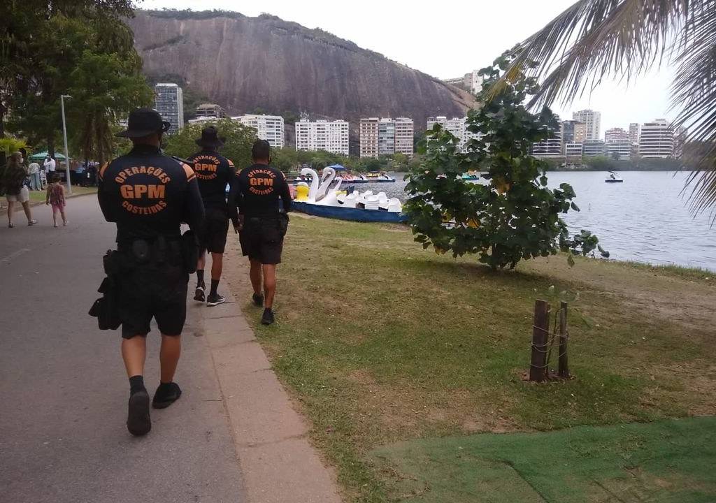 Foto mostra agentes andando na Lagoa Rodrigo de Freitas