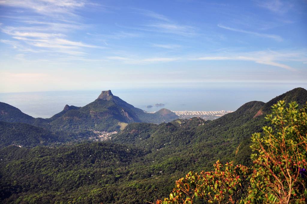 Foto mostra paisagem com vista para a Pedra da Gávea